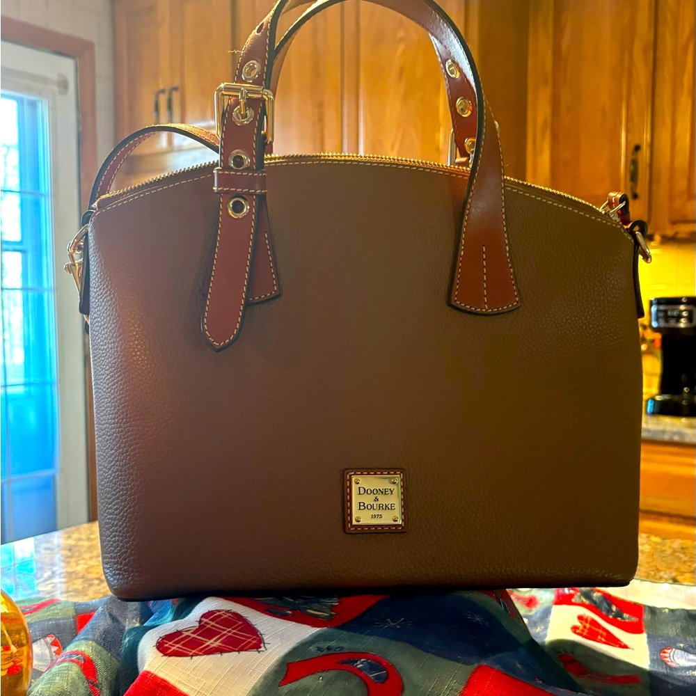 Beautiful bag with shoulder strap like new W 11 1/2 x H 9 1/2 x 7